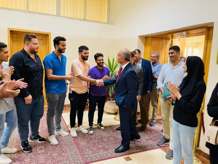 طلاب وأعضاء هيئة التدريس ينظمون ممر شرفي لرئيس جامعة الزقازيق