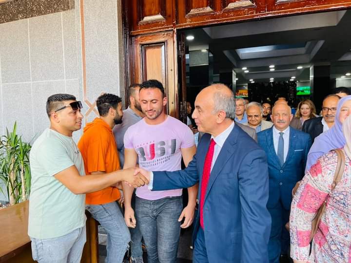 طلاب وأعضاء هيئة التدريس ينظمون ممر شرفي لرئيس جامعة الزقازيق 