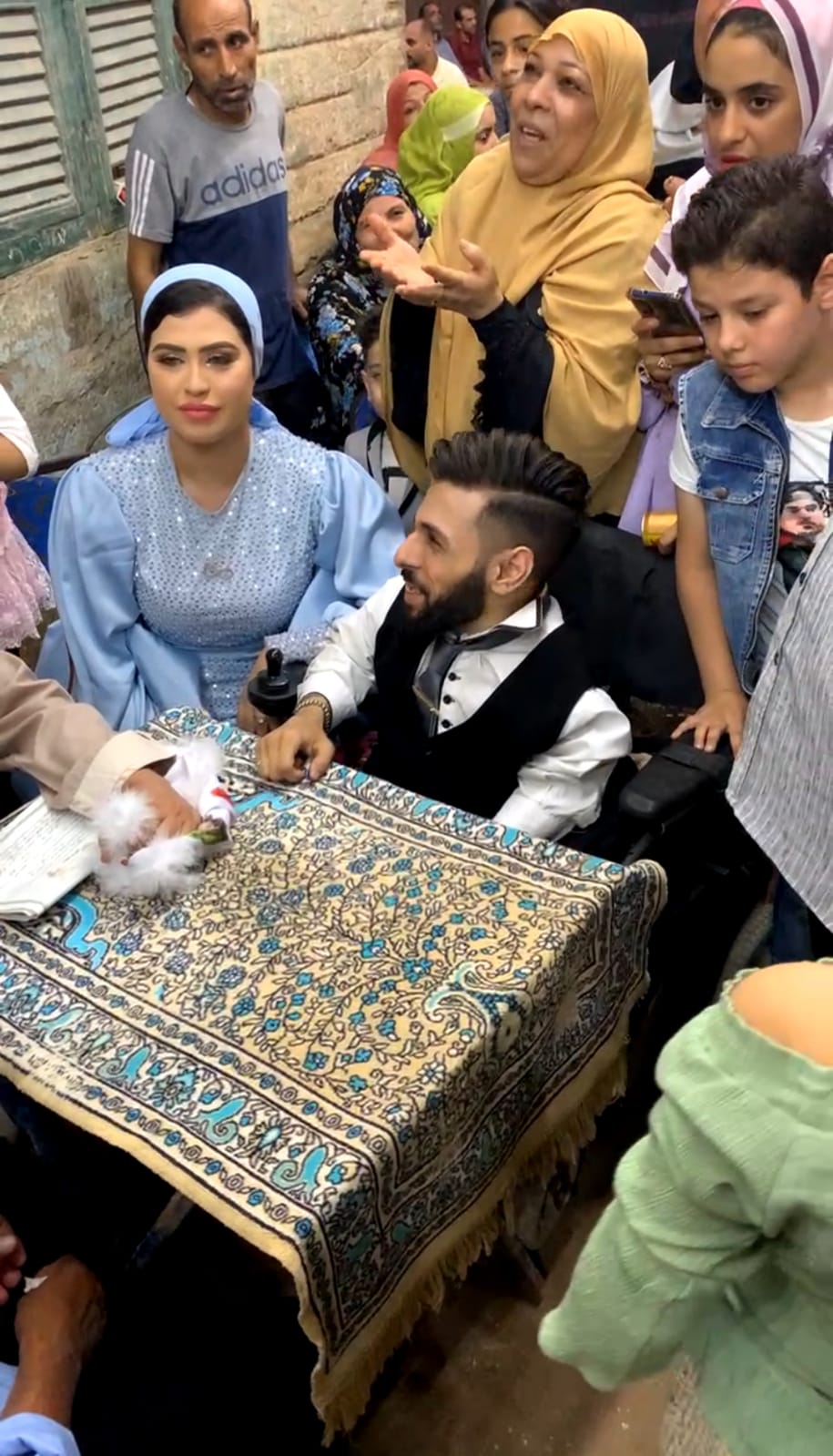 العروسين وقت عقد قرانهما