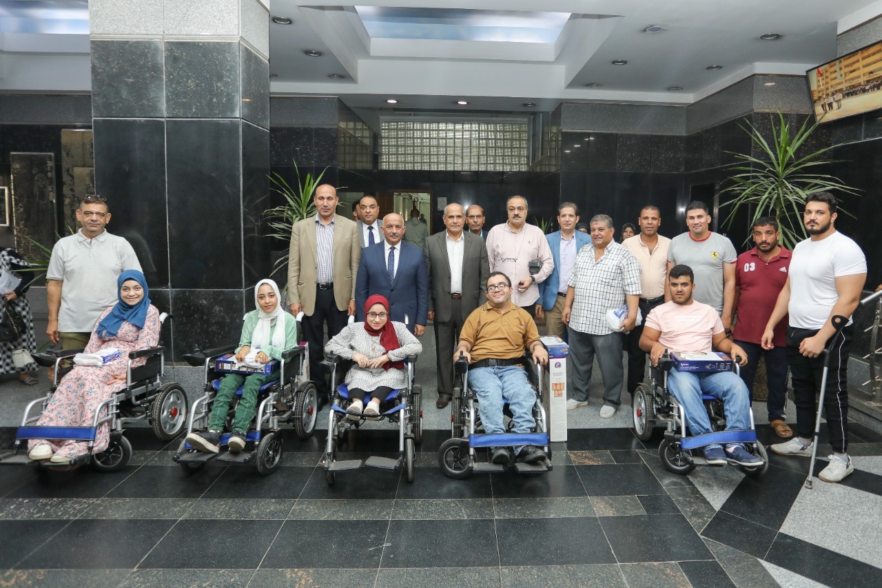 تسليم كراسي متحركة وأطراف صناعية لذوي الهمم بجامعة الزقازيق 01