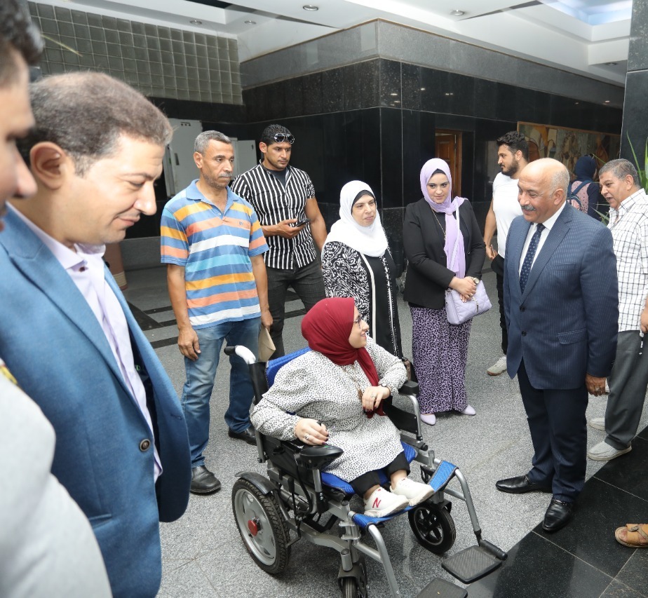 تسليم كراسي متحركة وأطراف صناعية لذوي الهمم بجامعة الزقازيق 02