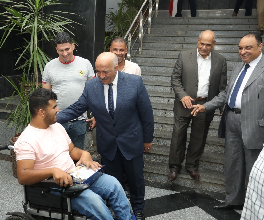 تسليم كراسي متحركة وأطراف صناعية لذوي الهمم بجامعة الزقازيق 03