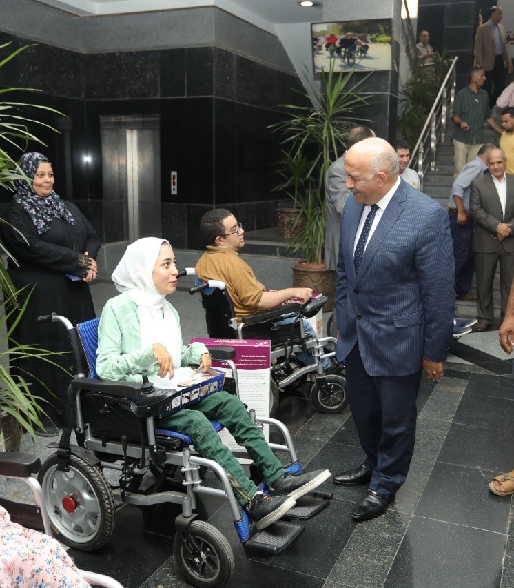 تسليم كراسي متحركة وأطراف صناعية لذوي الهمم بجامعة الزقازيق 04