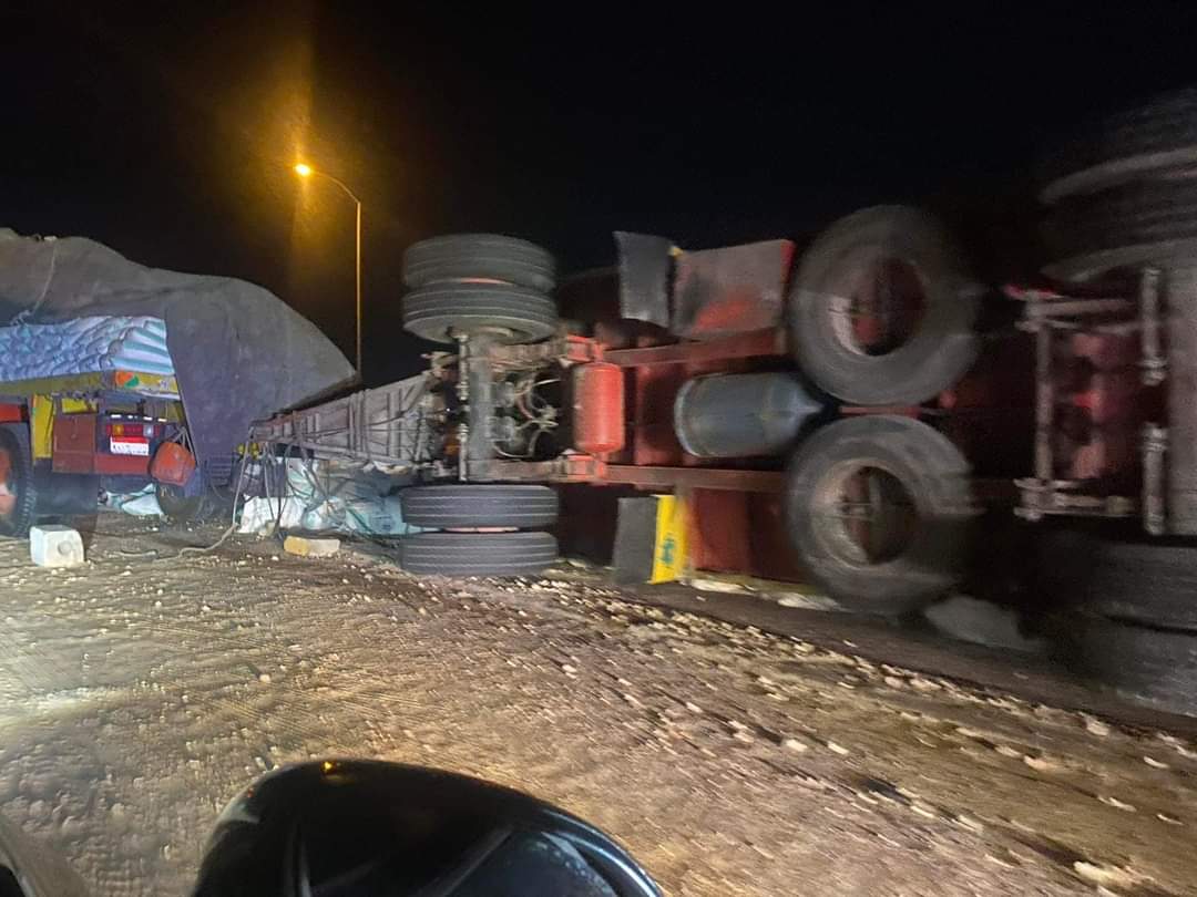 انقلاب مقطورة بطريق بلبيس الصحراوي 04