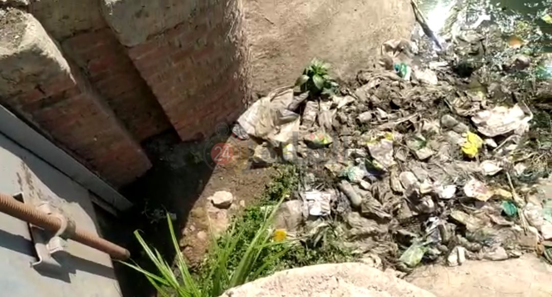 غلق بوابات المصرف وتلوثه