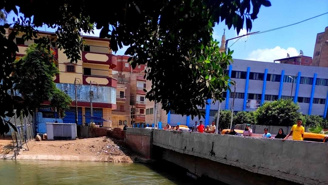 تجمهر المارة بعد غرق الشاب في مياه الترعة