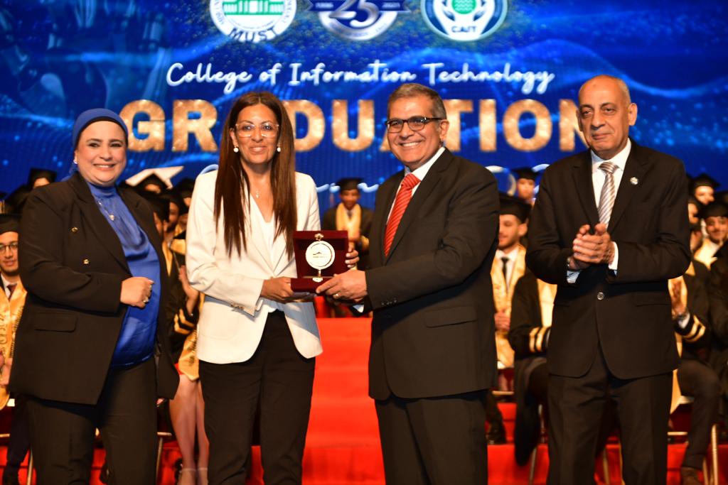 تخريج دفعة جديدة من كلية تكنولوجيا المعلومات