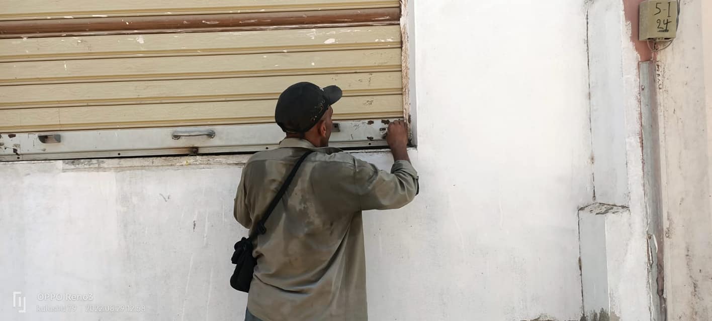 غلق وتشميع أنشطة تجارية مخالفة في العاشر من رمضان 05