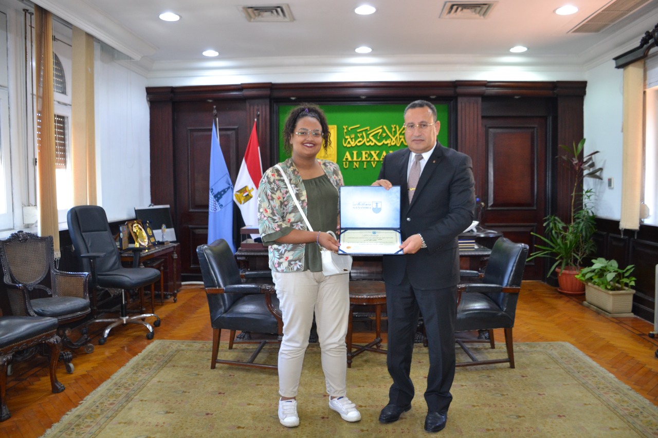 رئيس جامعة الإسكندرية ورحمة أمين فتاة الدليفري 