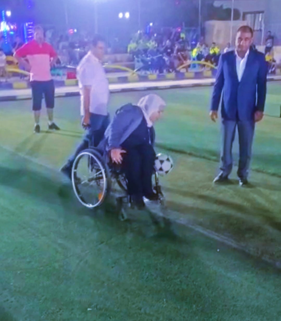 سيدة من ذوي الهمم تركل ركلة البداية