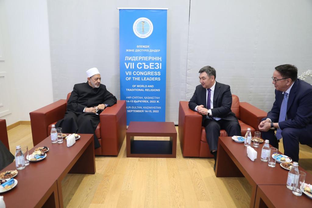 شيخ الأزهر يصل مطار نور سلطان بالعاصمة الكازاخية