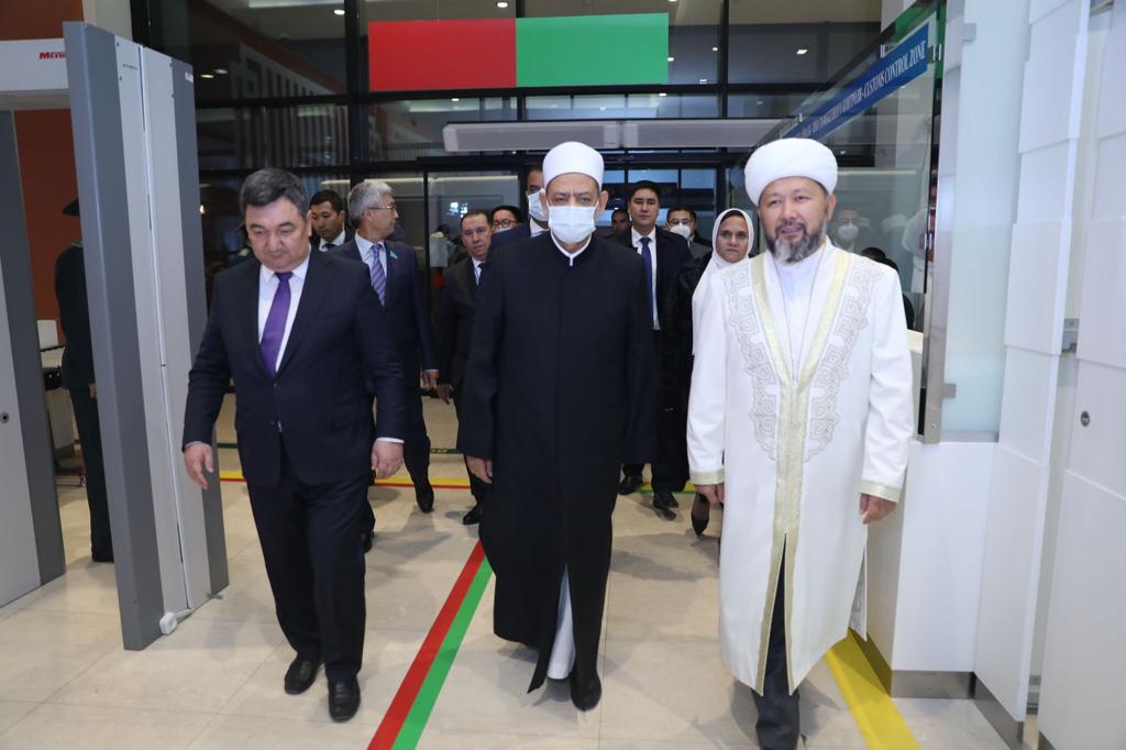 شيخ الأزهر يصل مطار نور سلطان بالعاصمة الكازاخية