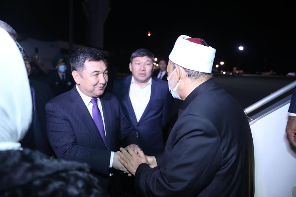 شيخ الأزهر يصل مطار نور سلطان بالعاصمة الكازاخية