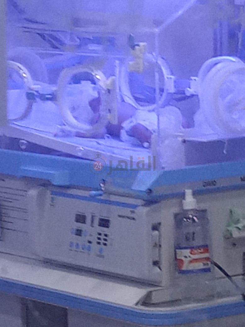 الطفلة وعد داخل الحضانة منذ ولادتها