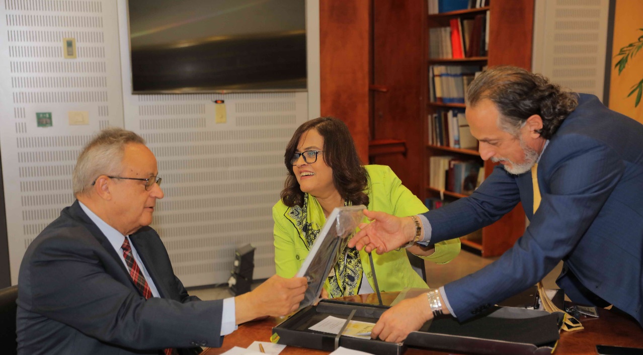 مكتبة الإسكندرية تتسلم الدرع الفضي لليوتيوب