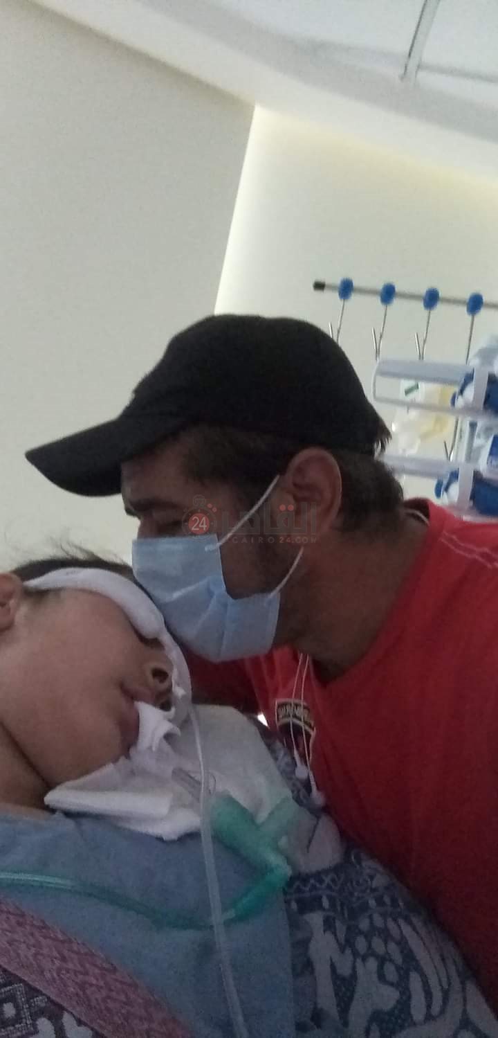 والد حنين يقبل رأسها