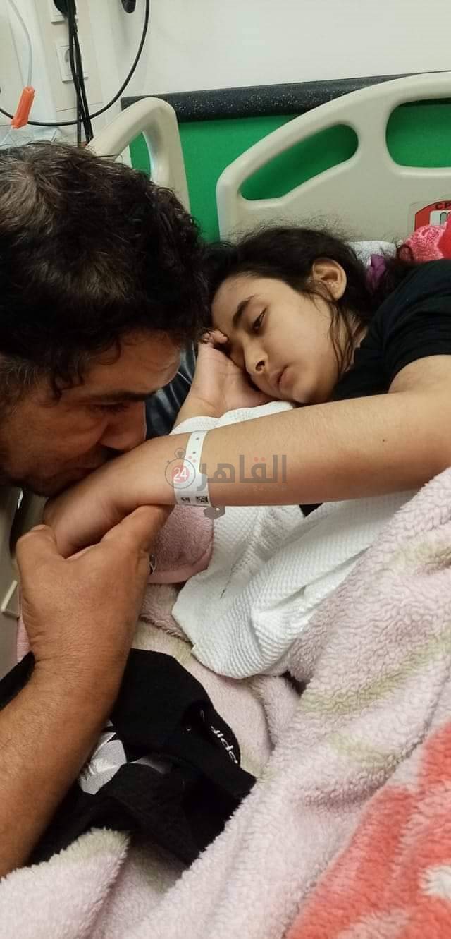 والد حنين يقبل يدها