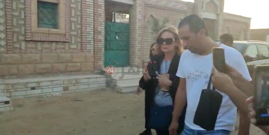 انهيار يسرا بعد دفن جثمان هشام سليم (1)