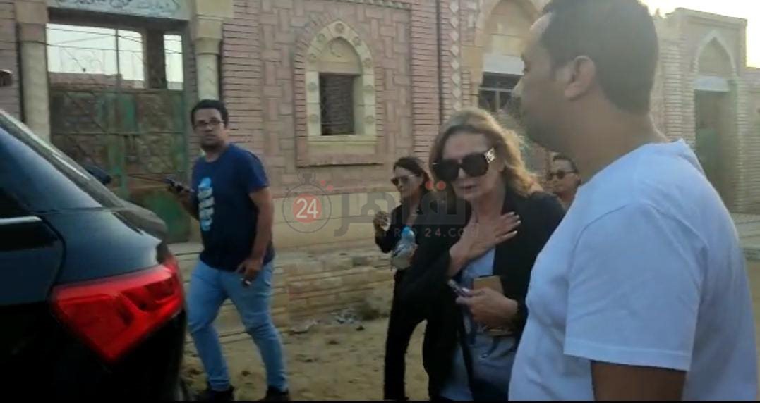 انهيار يسرا بعد دفن جثمان هشام سليم (2)