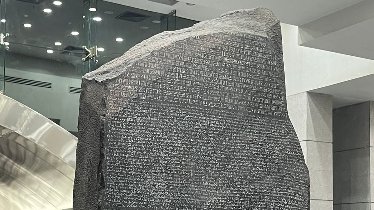 المتحف القومي للحضارة يعلن عرض نسخة طبق الأصل من حجر رشيد - قص