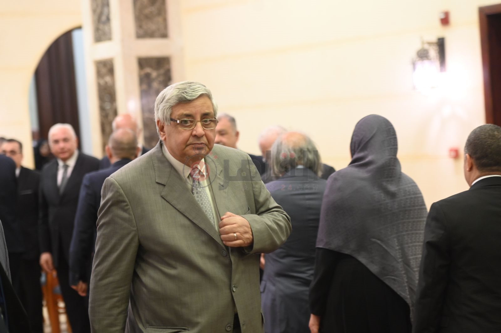مستشار رئيس الجمهورية لشئون الصحة يؤدي واجب العزاء في زوجة طارق شوقي (1)