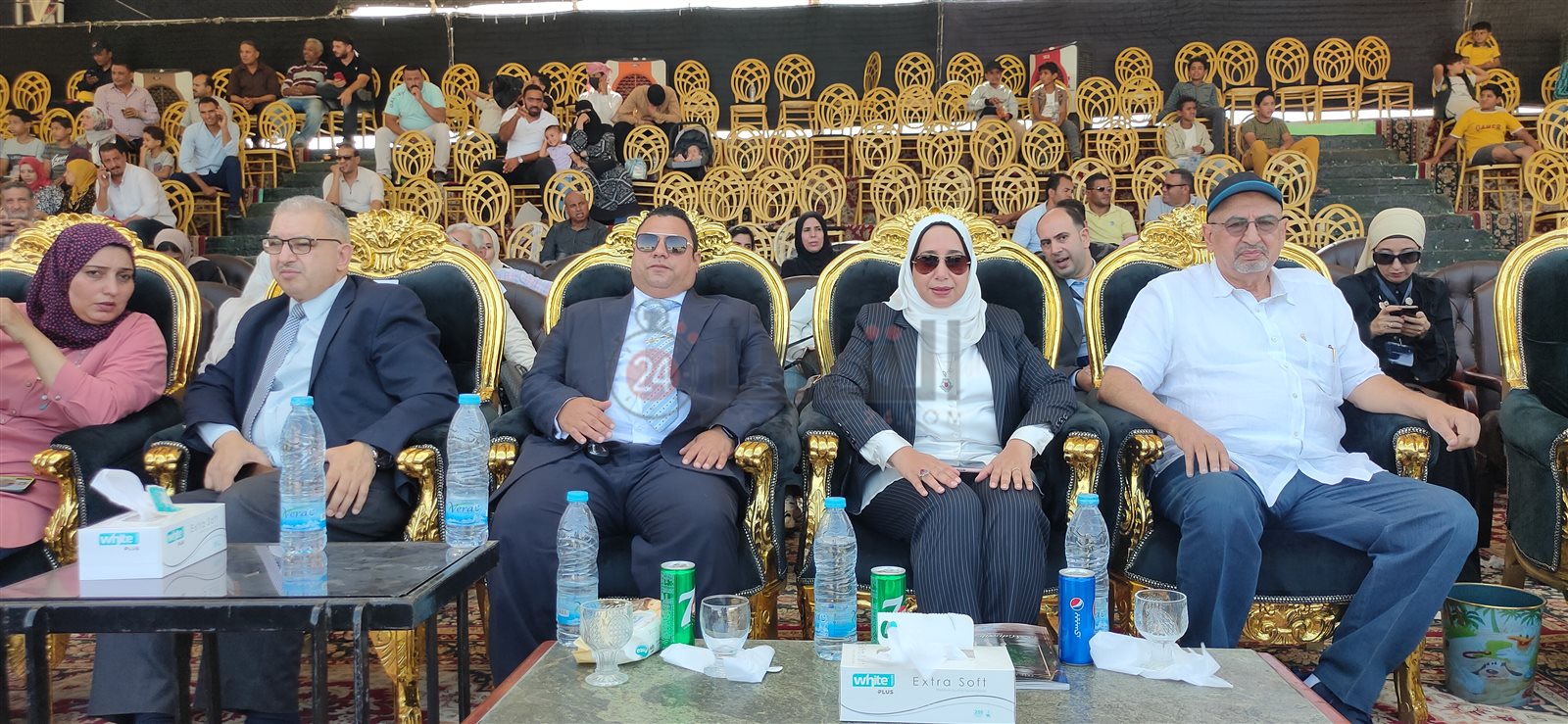 الشيخ خالد بن لادن في مقصورة المهرجان