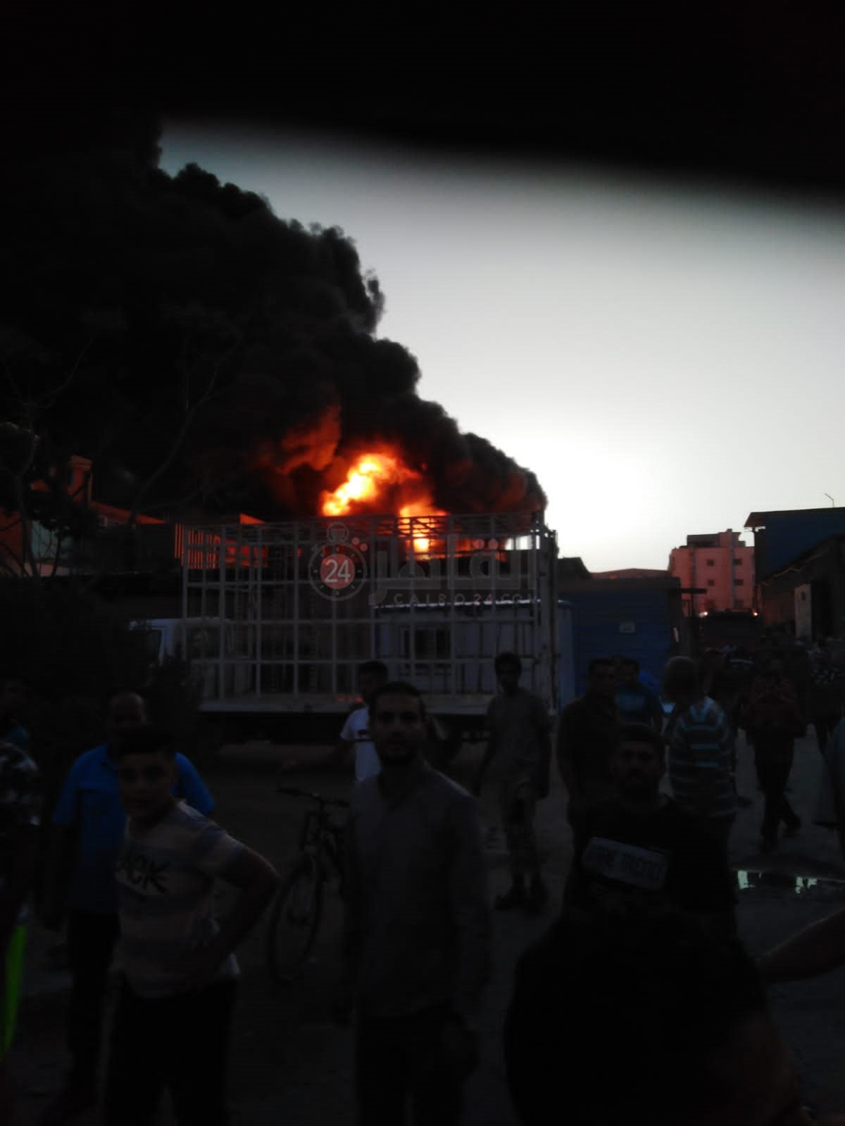 حريق مصنع فوم في العاشر من رمضان 01