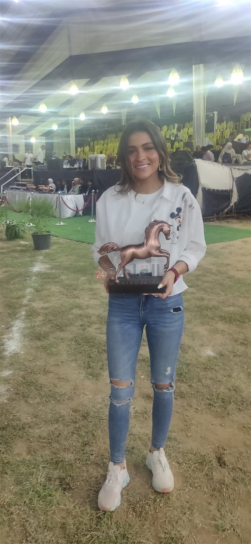 شدوى عصام الحضري تحمل الجائزة