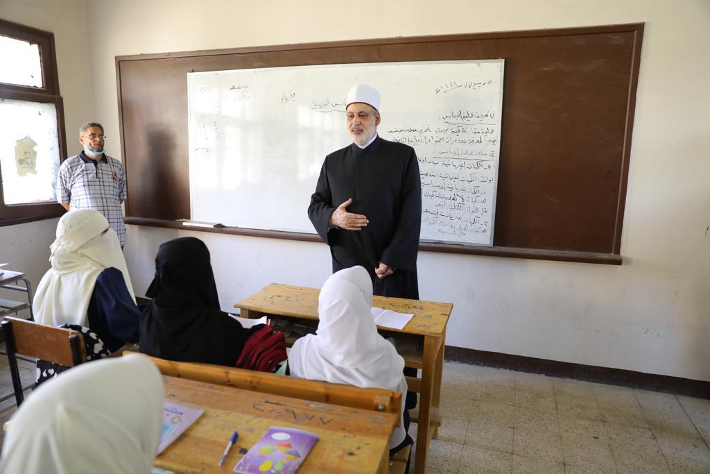 وكيل الأزهر يطمئن على سير الدراسة بالمعاهد الأزهرية 