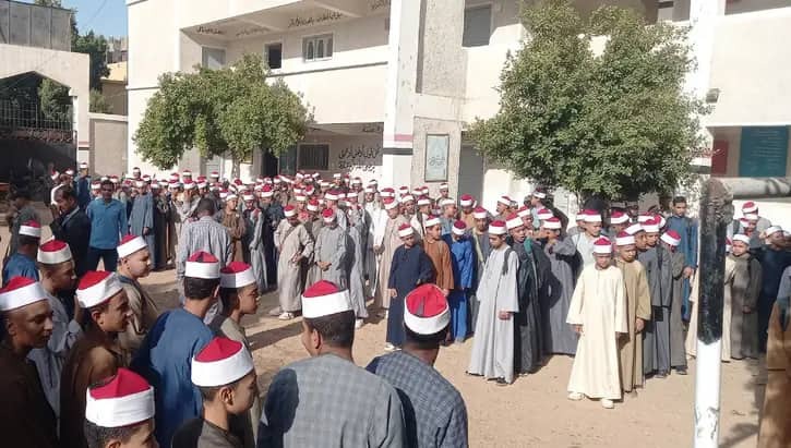 طلاب المعاهد الأزهرية بالعمامة الحمراء والجلابية