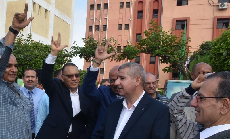 محافظ الشرقية يُشارك طلاب الأمل علامة أحبك 02