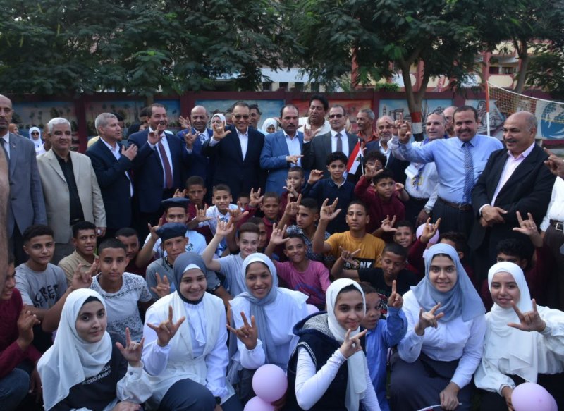 محافظ الشرقية يُشارك طلاب الأمل علامة أحبك