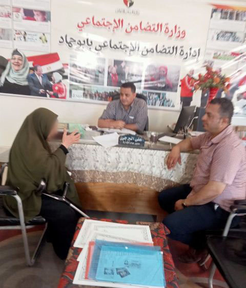 السيدة داخل إدارة التضامن الاجتماعي