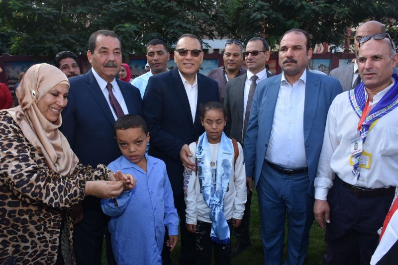 محافظ الشرقية وطلاب مدرسة الأمل للصم 01