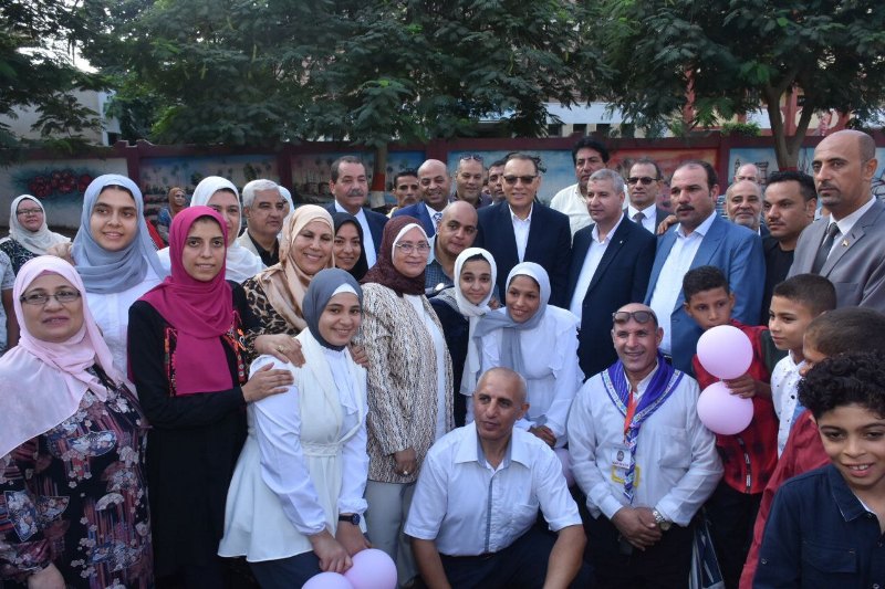 محافظ الشرقية وطلاب مدرسة الأمل للصم 02