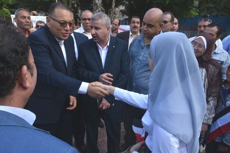 محافظ الشرقية وطلاب مدرسة الأمل للصم 03