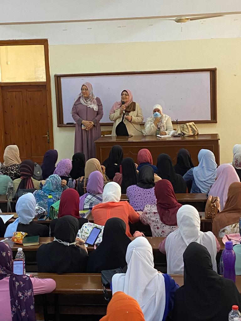  الدراسات الإسلامية تستقبل الطالبات بالورود والحلويات 