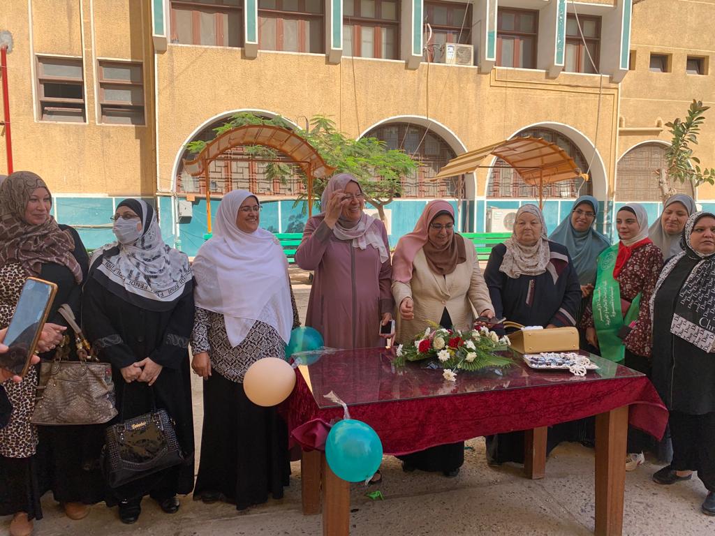  الدراسات الإسلامية تستقبل الطالبات بالورود والحلويات 