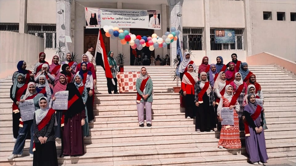 الدراسات الإسلامية والعربية للبنات تستقبل الطالبات بالهدايا والورود 