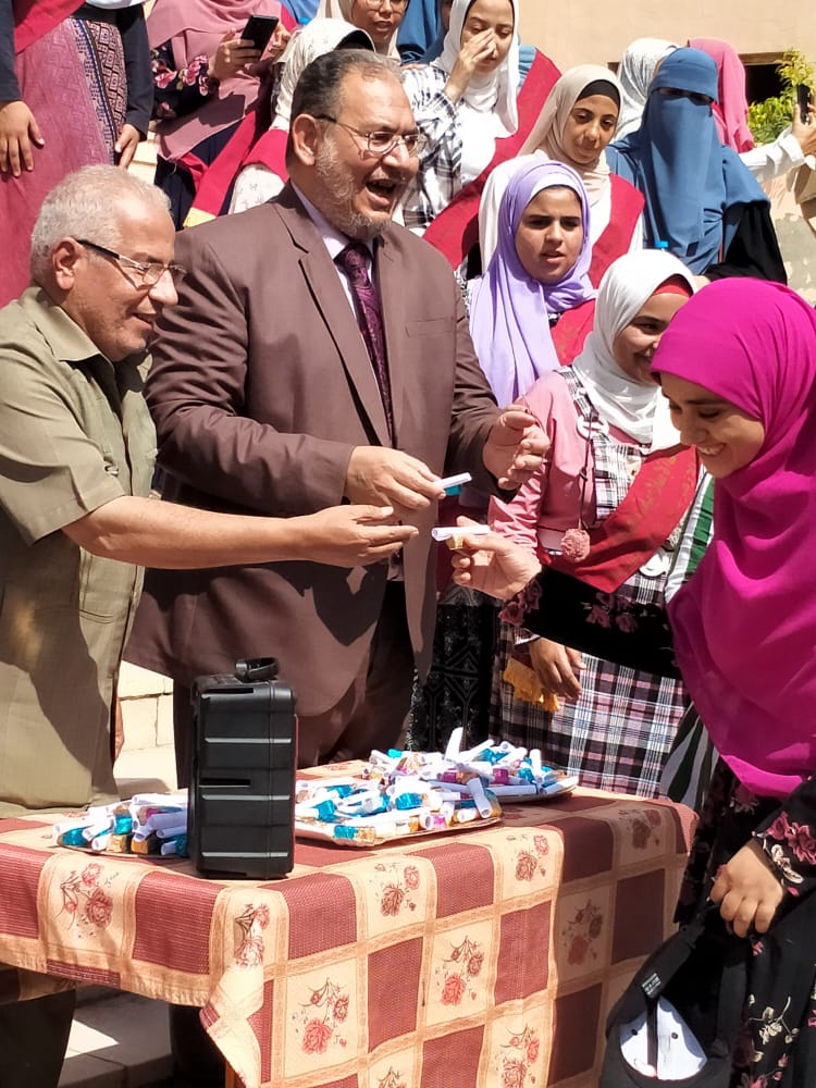 الدراسات الإسلامية والعربية للبنات تستقبل الطالبات بالهدايا والورود 