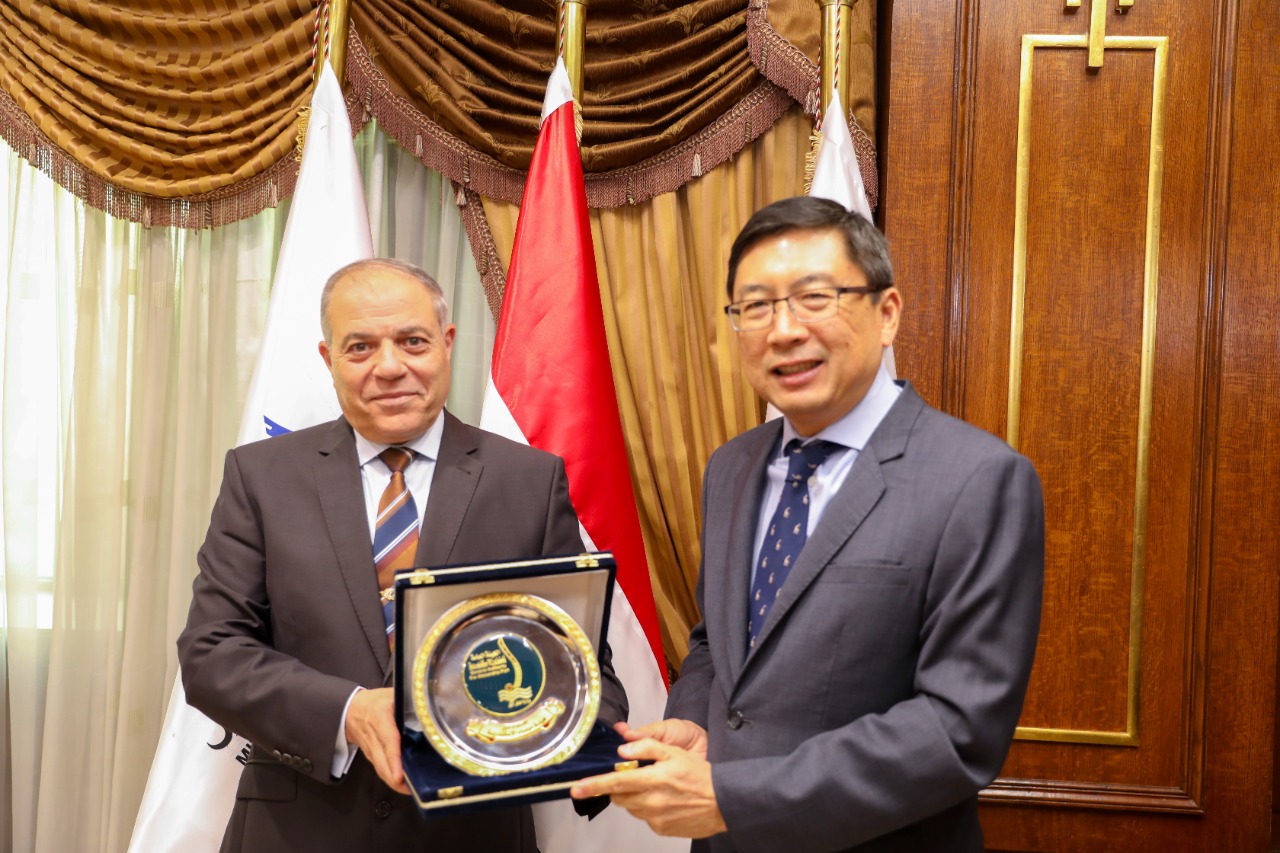 وفد من سنغافورة يزور ميناء الإسكندرية 