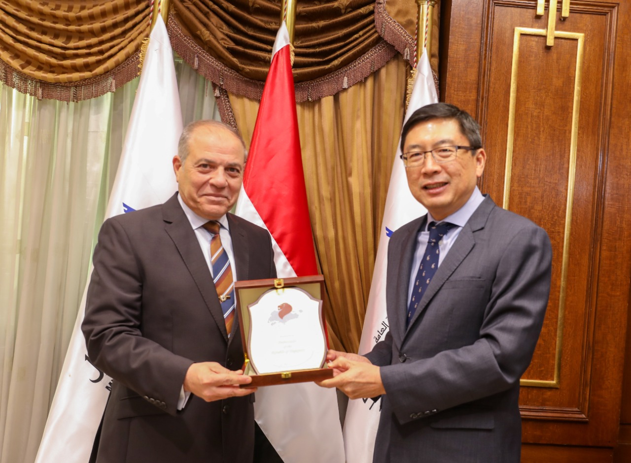 وفد من سنغافورة يزور ميناء الإسكندرية 