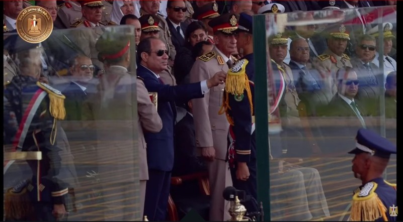 تقليد أوائل خريجي العسكري