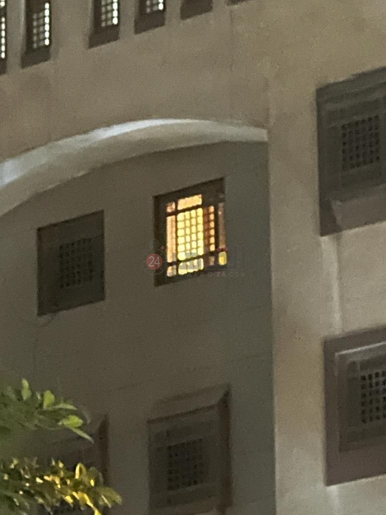 شيرين تتحدث من خلف شرفة الحجرة (2)