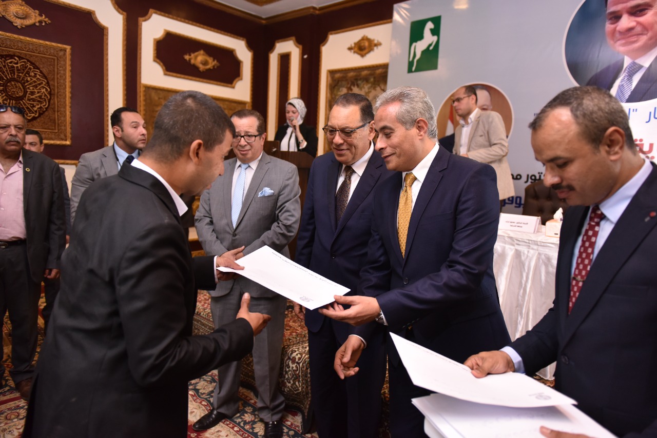 تسليم عقود عمل لـ ذوي الهمم في ملتقى توظيف العاشر 01