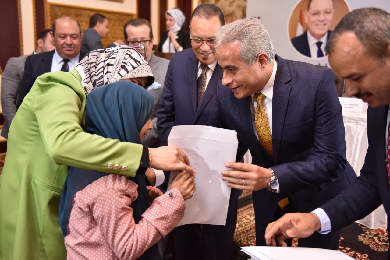 تسليم عقود عمل لـ ذوي الهمم في ملتقى توظيف العاشر 02