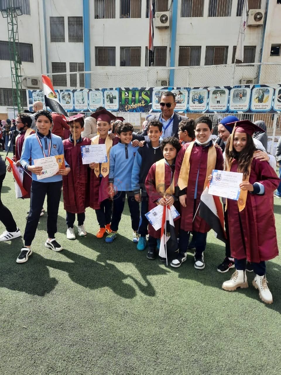 الطالب محمد وسط زملائه