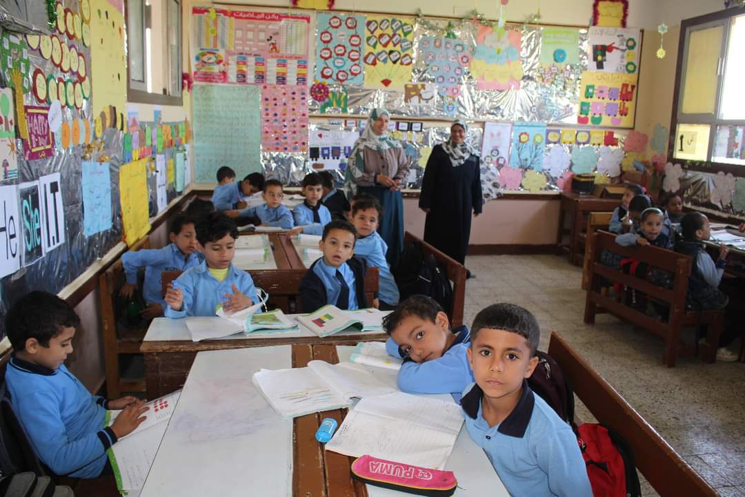 تحويل مقاعد التلاميذ إلى سبورات 03