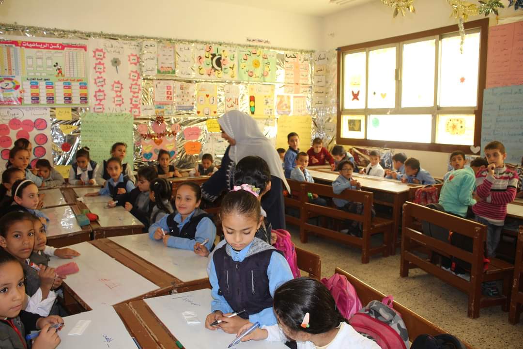 تحويل مقاعد التلاميذ إلى سبورات 01