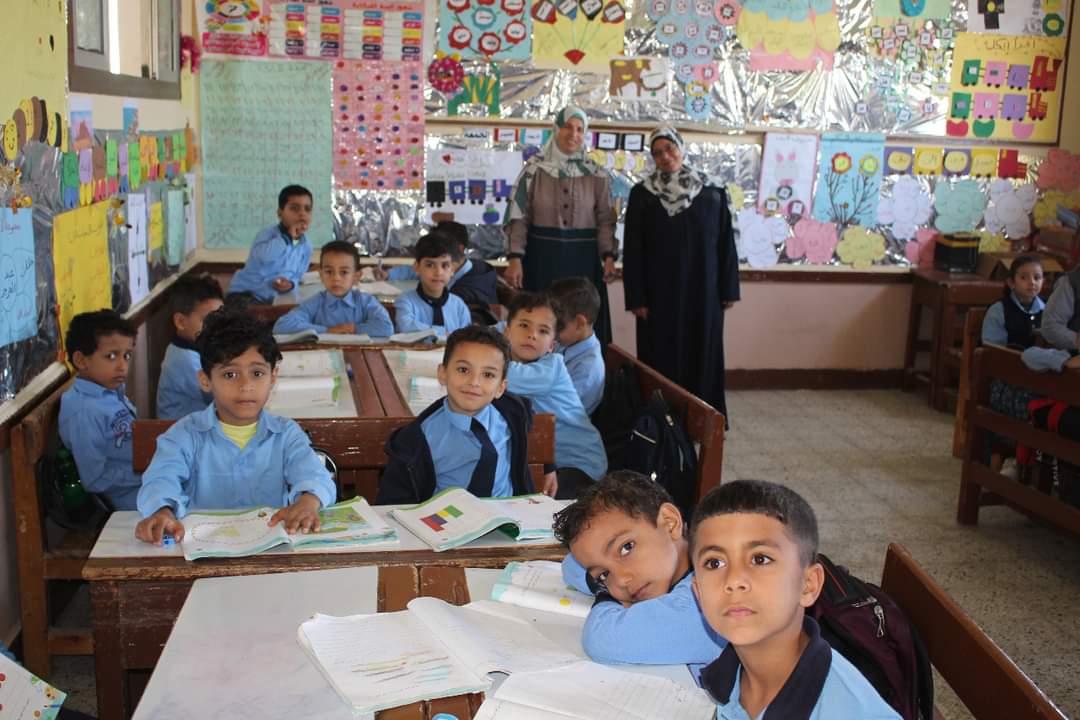 تحويل مقاعد التلاميذ إلى سبورات 02